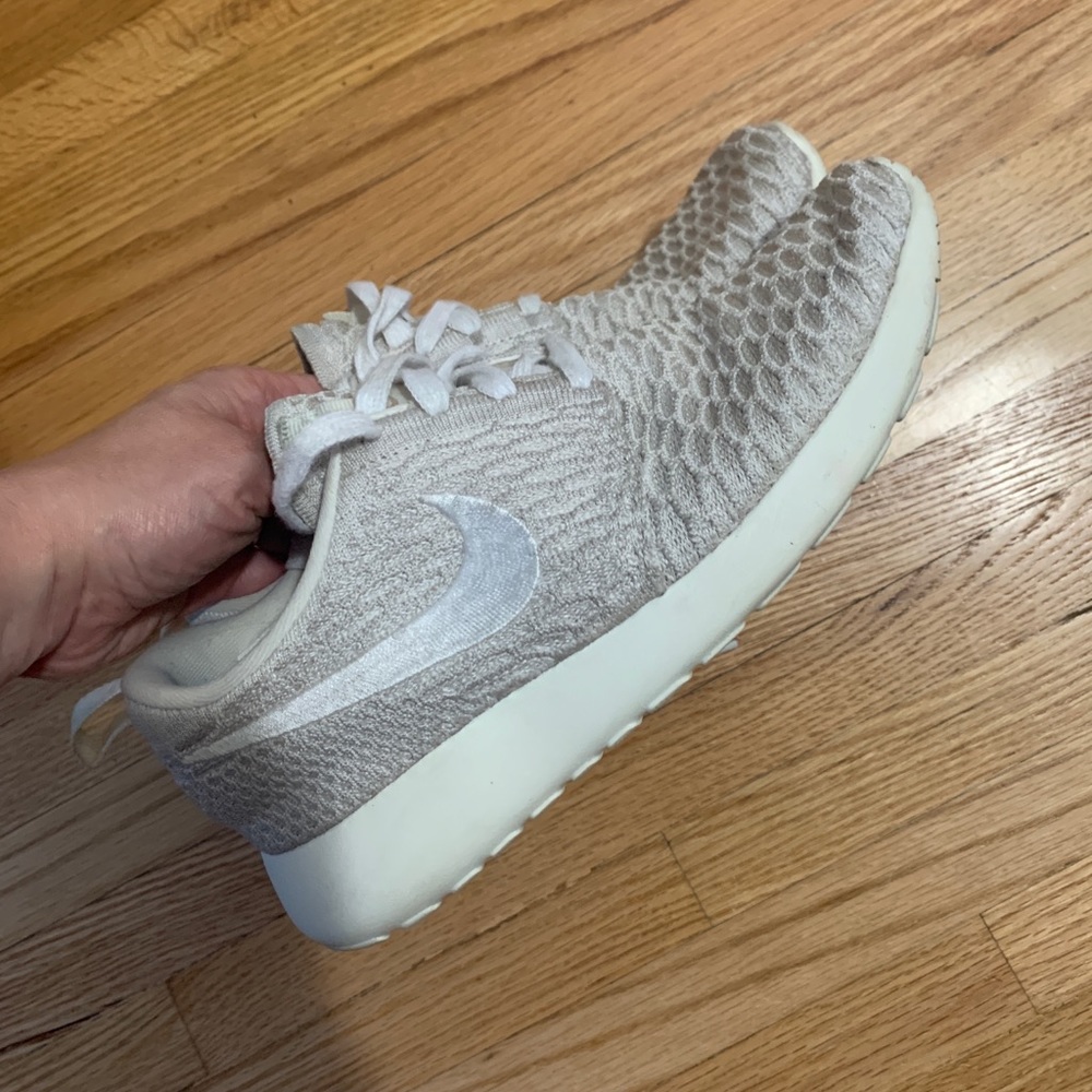 Nike Flyknit Roshe shoes white size 6